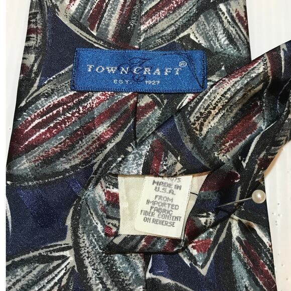 Towncraft Geometric Short Wide Mens Necktie - Picture 4 of 5